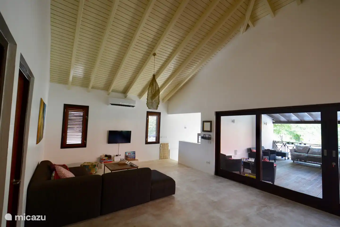 Large living room with open kitchen (plus kitchen island) and sliding doors to the spacious veranda!