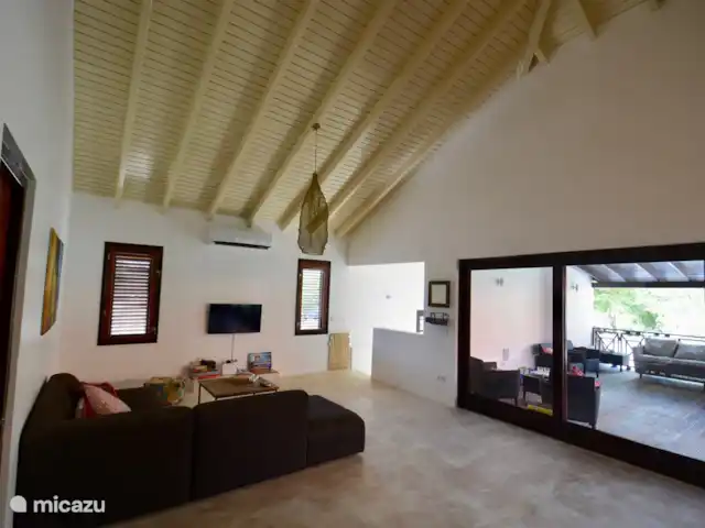 Boutique Blue Bay Beach Villa #1a en Curazao, Curazao Centro, Blue Bay - villa Gran sala de estar con cocina abierta (más isla de cocina) y puertas corredizas a la espaciosa terraza.