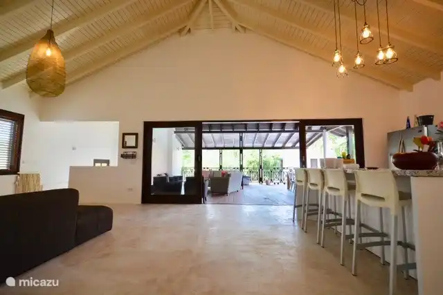 Large living room with open kitchen (plus kitchen island) and sliding doors to the spacious veranda!