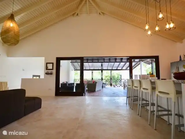 Boutique Blue Bay Beach Villa #1a en Curazao, Curazao Centro, Blue Bay - villa Gran sala de estar con cocina abierta (más isla de cocina) y puertas corredizas a la espaciosa terraza.