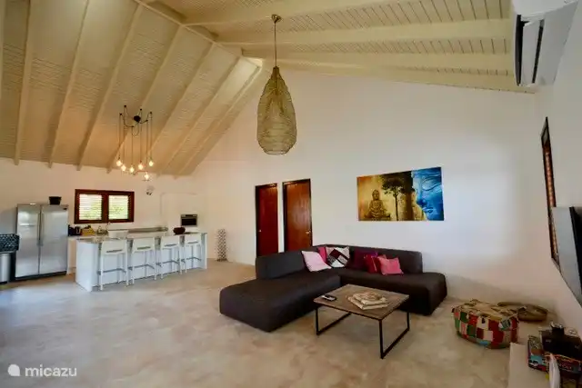 Large living room with open kitchen (plus kitchen island) and sliding doors to the spacious veranda!