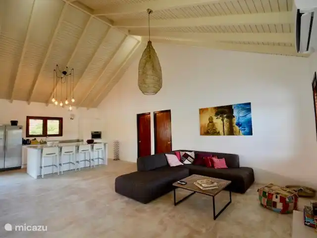 Boutique Blue Bay Beach Villa #1a en Curazao, Curazao Centro, Blue Bay - villa Gran sala de estar con cocina abierta (más isla de cocina) y puertas corredizas a la espaciosa terraza.