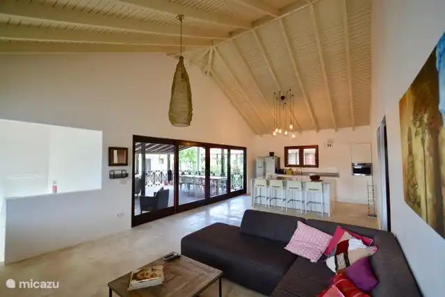 Large living room with open kitchen (plus kitchen island) and sliding doors to the spacious veranda!