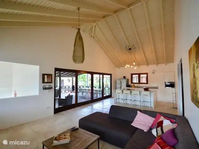 Boutique Blue Bay Beach Villa #1a en Curazao, Curazao Centro, Blue Bay - villa Gran sala de estar con cocina abierta (más isla de cocina) y puertas corredizas a la espaciosa terraza.