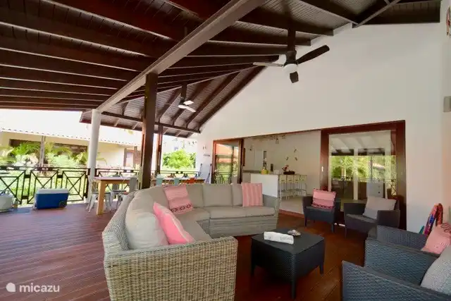 Lounging and bbqing on the spacious porch!