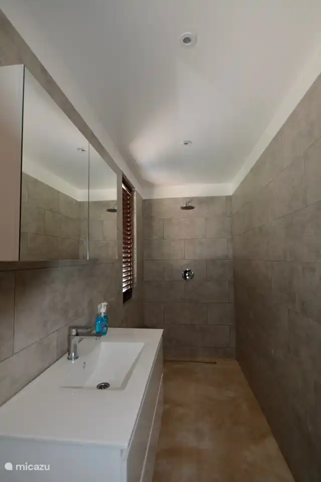 Private bathroom of bedroom #2