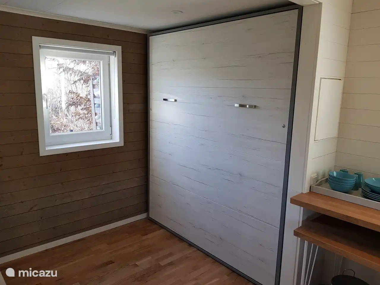 The double bed can be folded up to create more space. You can also choose to sleep in the loft, then the bed in the bedroom can remain folded up and you can use the bedroom as a dining room.