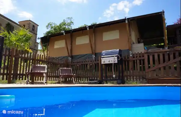 Flotando en la piscina puedes mirar directamente a la tienda safari.