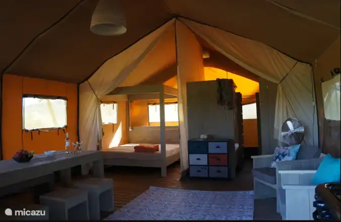 El interior de la tienda safari