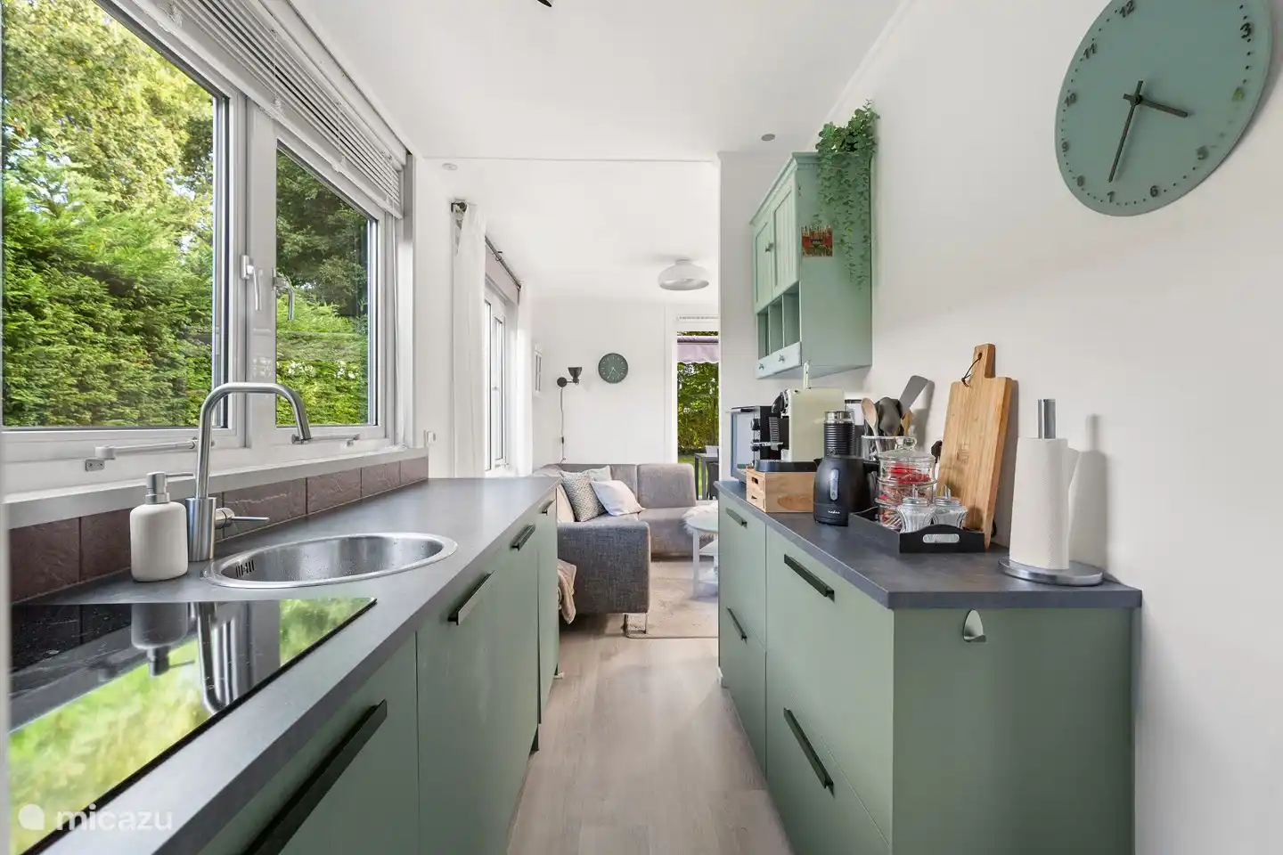 Gewürze, Olivenöl, Tee sind vorhanden