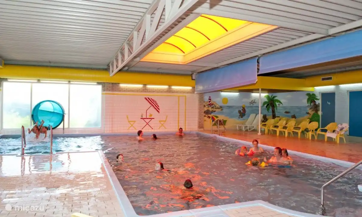 Das beheizte Hallenbad