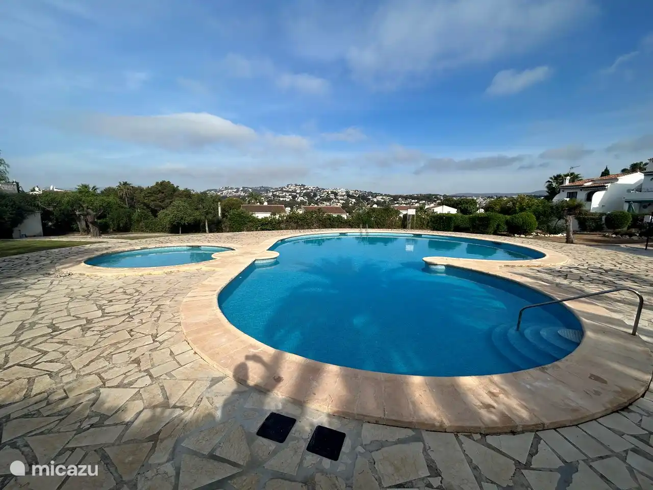 Schwimmbad mit Blick über das Tal