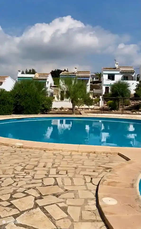 Swimmingpool mit Blick auf die Villen