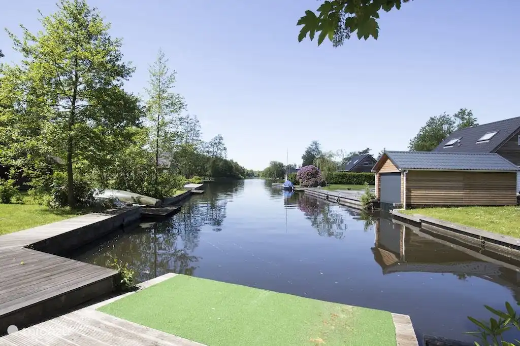 Blick vom Steg auf den See