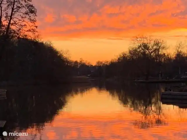 LacÉtéMaison | Pays-Bas, Groningue, Groningue - maison de vacances vue depuis la jetée à un beau coucher de soleil
