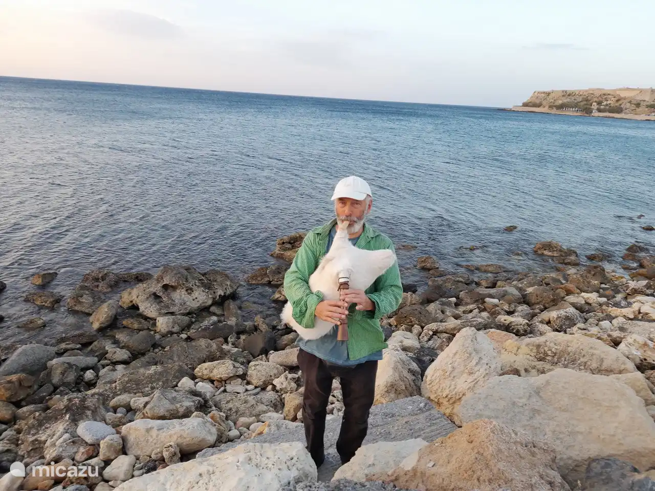Saxofonist met Kretenzisch instrument ... oefenen aan zee