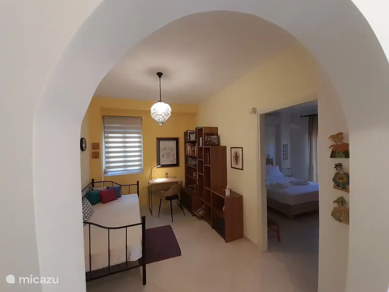 Tweede woonkamer met slaapbank en werkgedeelte