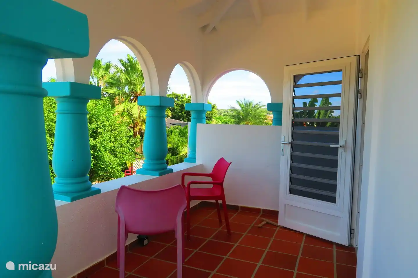 Balkon an der Vorderseite mit Blick auf den Garten.