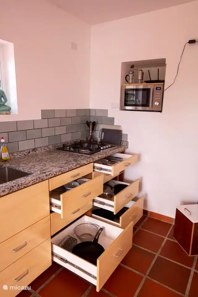 Voll ausgestattete Küche.