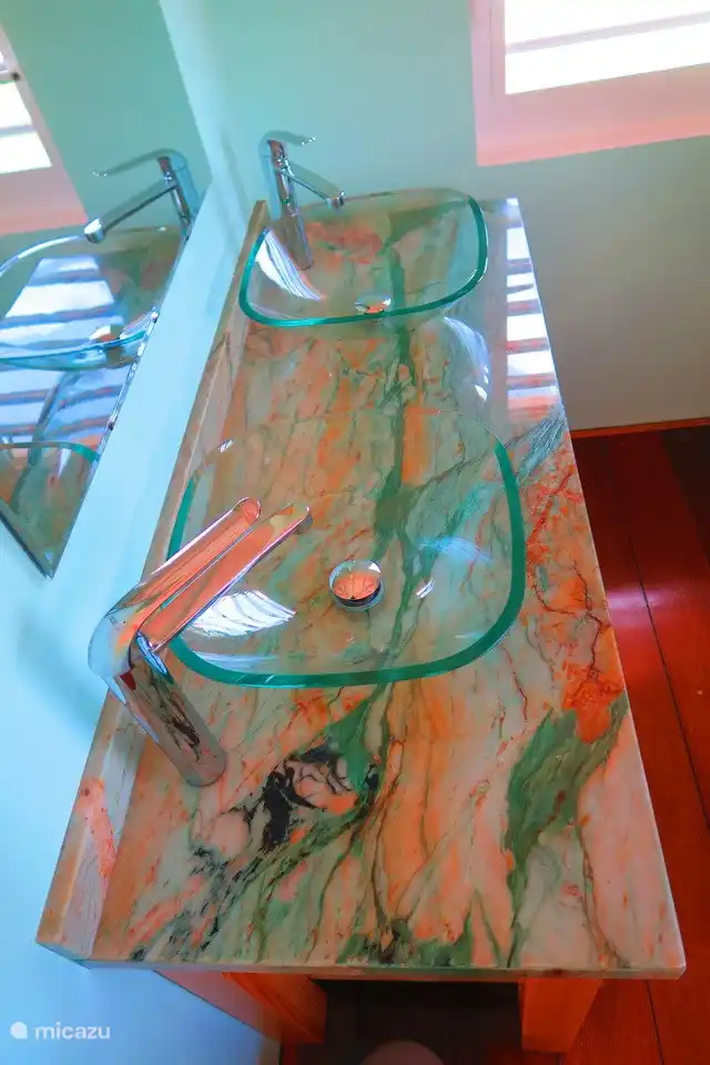 Mit Natursteinplatte.