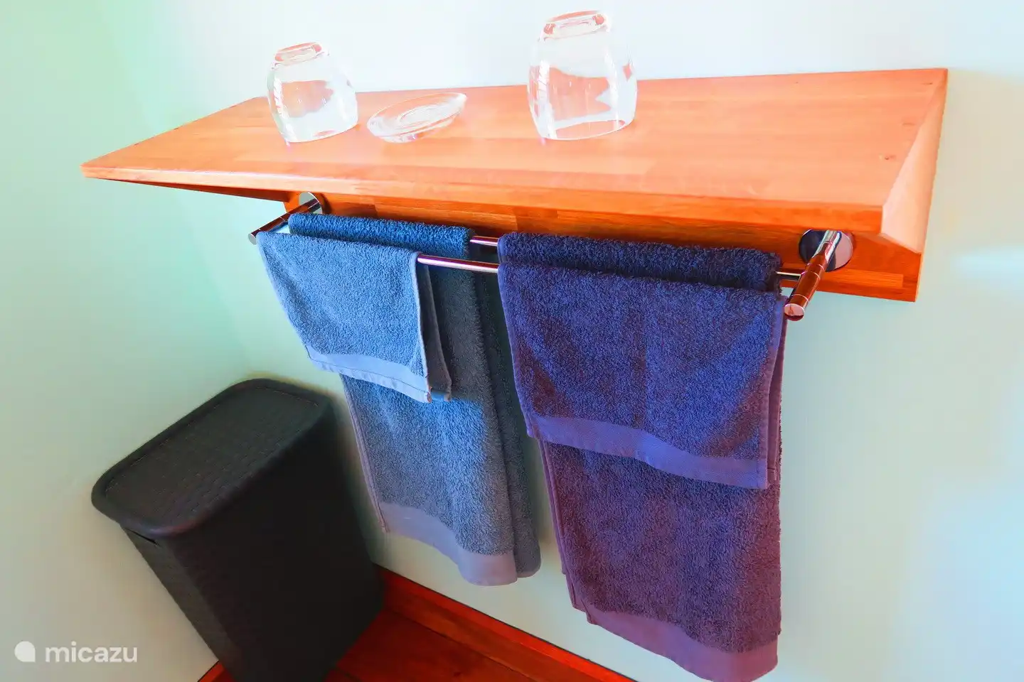 Die Wohnung hat genügend Handtücher. Handtücher für das Badezimmer, für den Pool und wenn Sie an den Strand wollen.