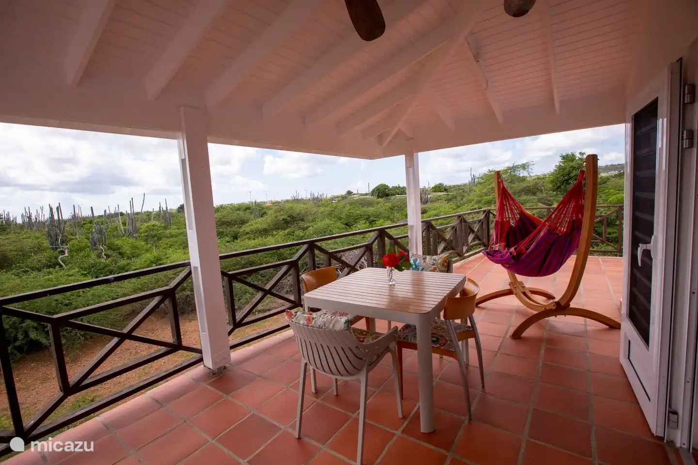 Große Terrasse auf der Rückseite des Hauses mit Blick auf den Kunuku.