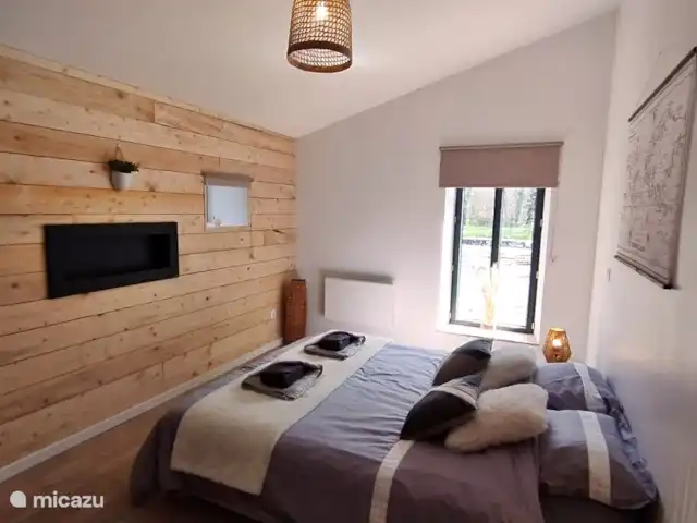 Eclusa de Guendol en Francia, Bretaña, Plouguernevel - casa vacacional dormitorio con cama doble en la planta baja y estufa de bioetanol para divertirse