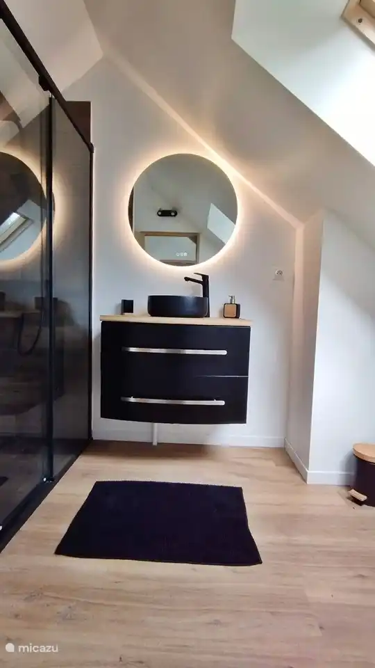 badkamer op de verdieping met inloopdouche, wastafel en toilet