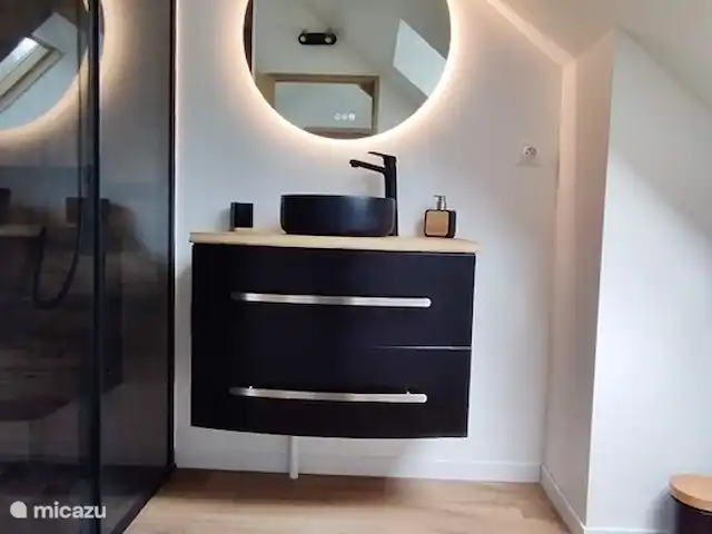 Eclusa de Guendol en Francia, Bretaña, Plouguernevel - casa vacacional cuarto de baño en el primer piso con plato de ducha, lavabo e inodoro