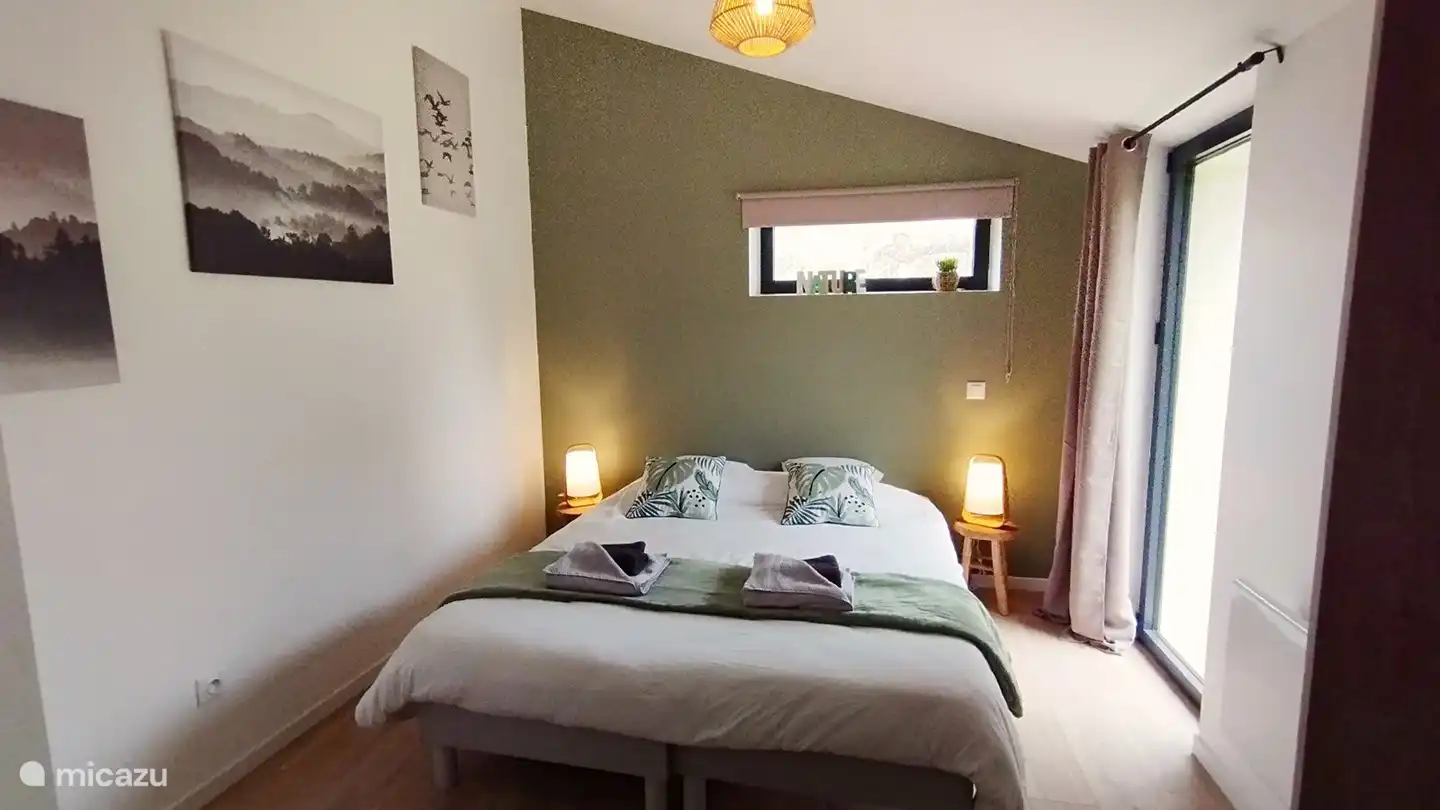 2de slaapkamer op de beneden verdieping met 2 enkele bedden die samen of apart kunnen worden opgesteld.