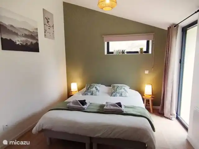 Eclusa de Guendol en Francia, Bretaña, Plouguernevel - casa vacacional Segundo dormitorio en la planta baja con 2 camas individuales que se pueden colocar juntas o por separado.