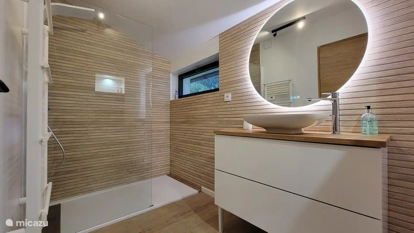 Luxe badkamer met inloopdouche op benedenverdieping