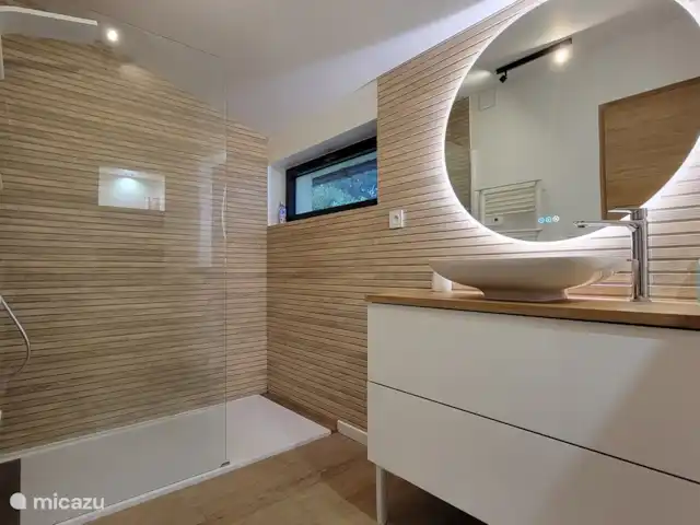 Eclusa de Guendol en Francia, Bretaña, Plouguernevel - casa vacacional Baño de lujo con ducha a ras de suelo en la planta baja.