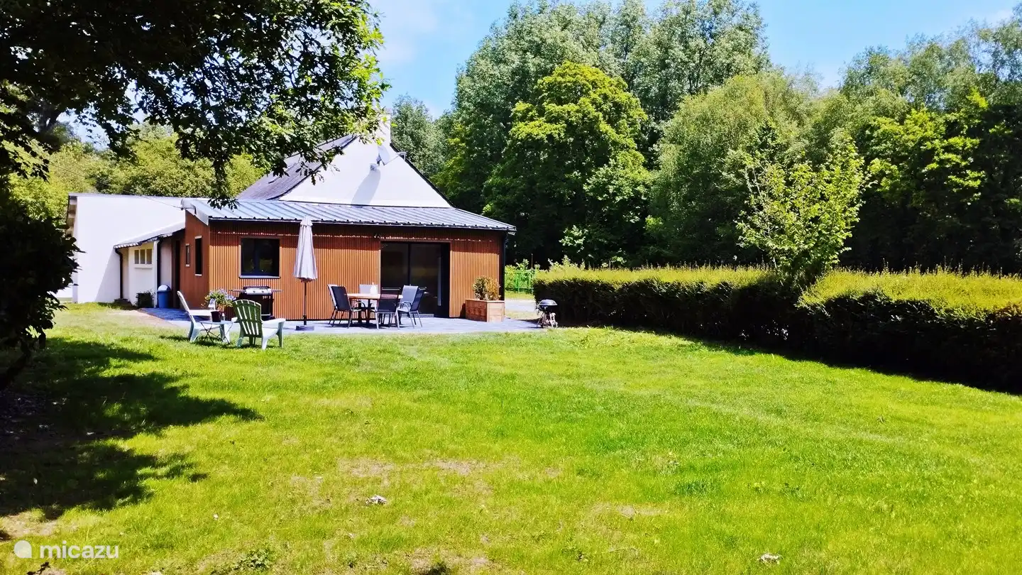 terras en deel van de tuin omgeven door natuur