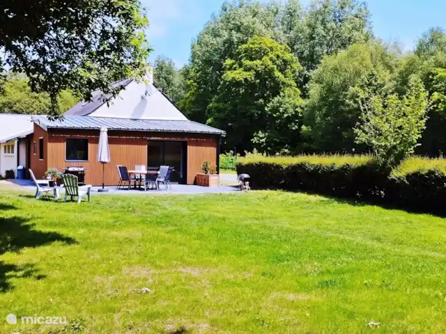 Eclusa de Guendol en Francia, Bretaña, Plouguernevel - casa vacacional terraza y parte del jardín rodeado de naturaleza