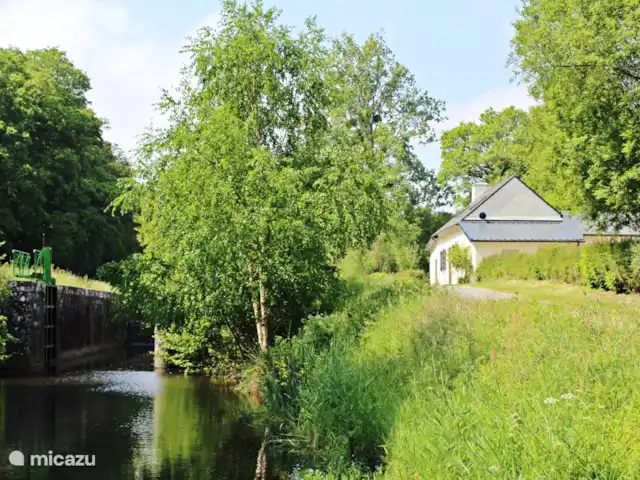 Eclusa de Guendol en Francia, Bretaña, Plouguernevel - casa vacacional sobre el agua, entre la vegetación