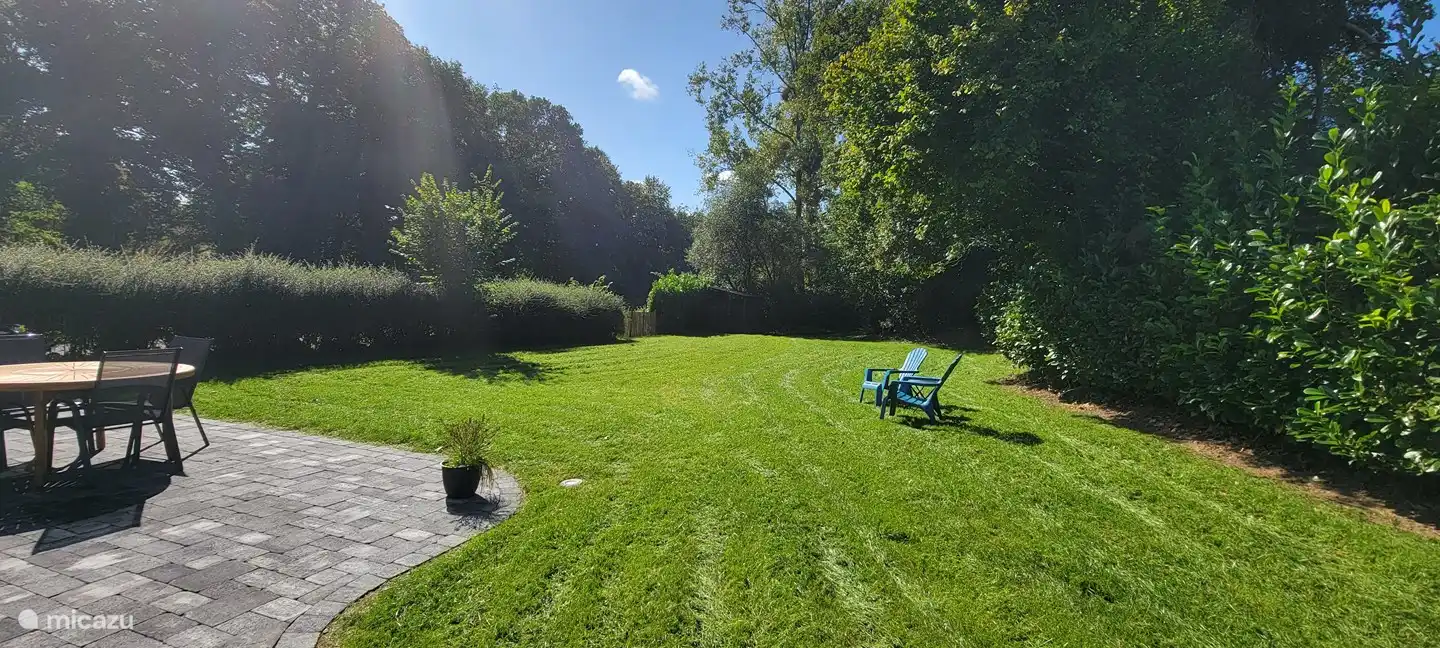 de zonnige tuin midden in de natuur