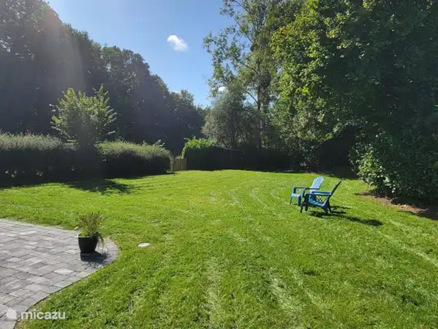 Eclusa de Guendol en Francia, Bretaña, Plouguernevel - casa vacacional el jardín soleado en medio de la naturaleza
