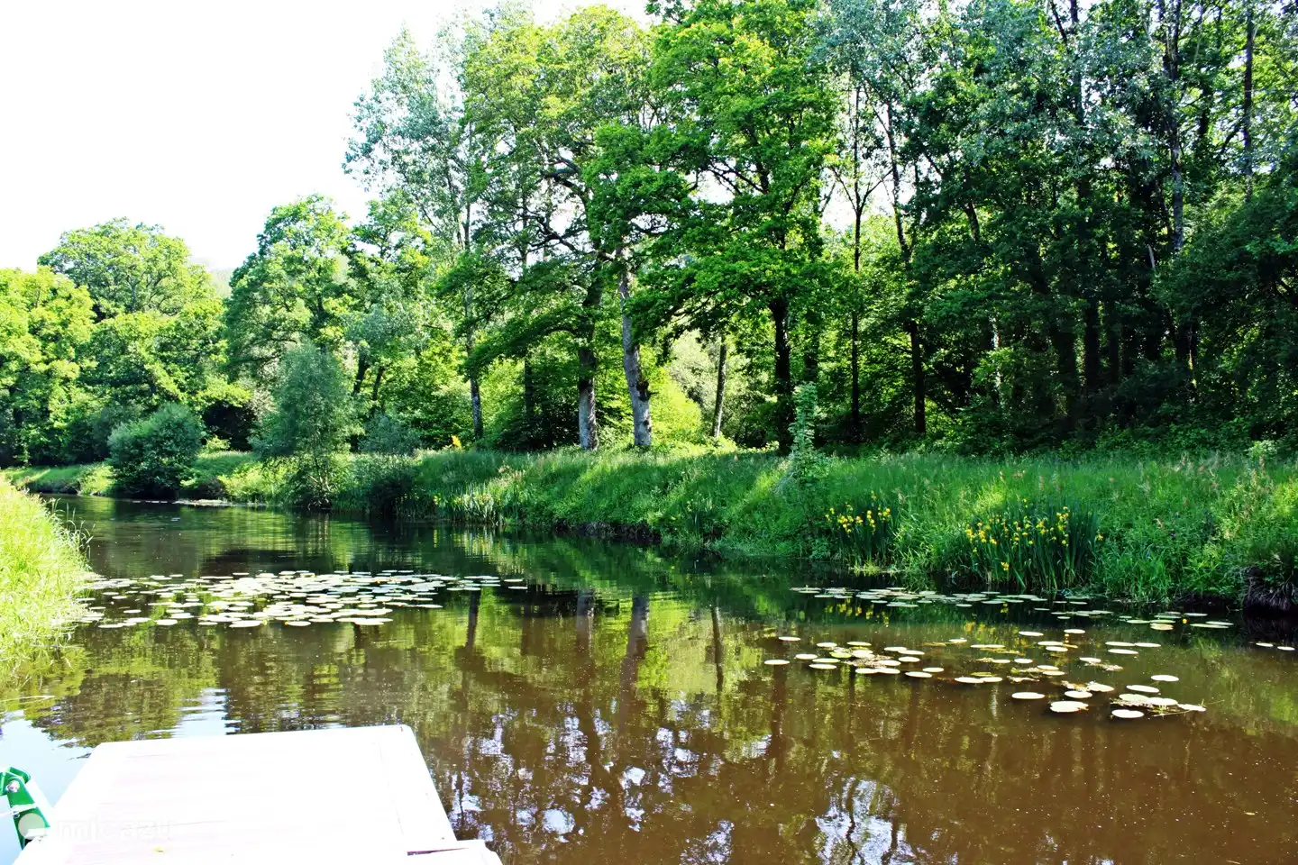 het kanaal voor het huis, ideaal om te wandelen of te fietsen