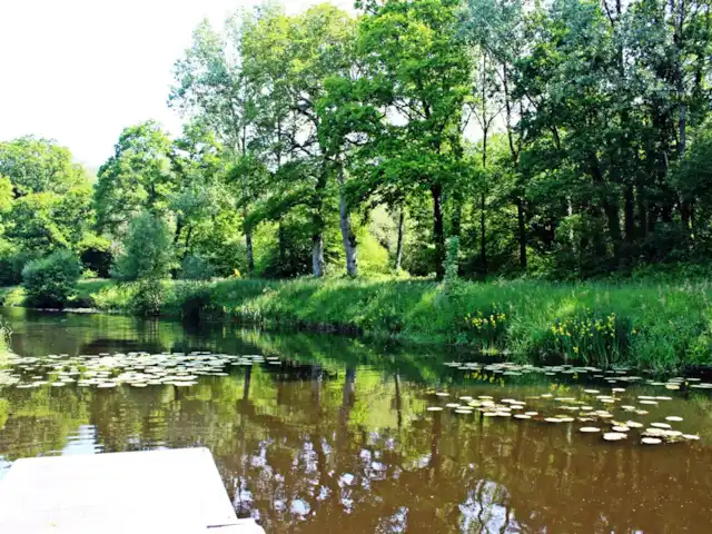 Eclusa de Guendol en Francia, Bretaña, Plouguernevel - casa vacacional el canal en frente de la casa, ideal para caminar o andar en bicicleta