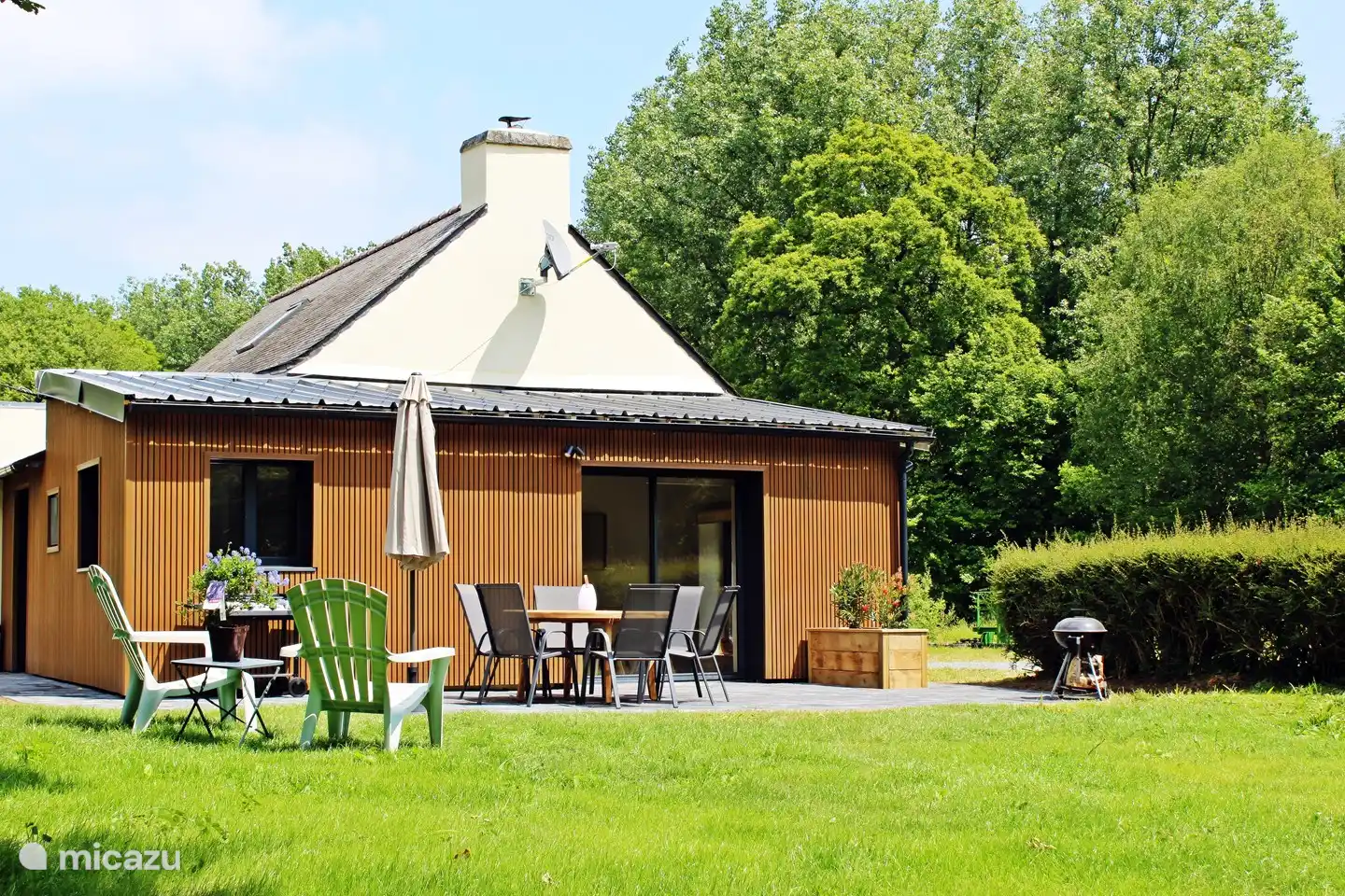 zuidelijk terras en tuin met bbq en plancha met direkte toegang tot het kanaal