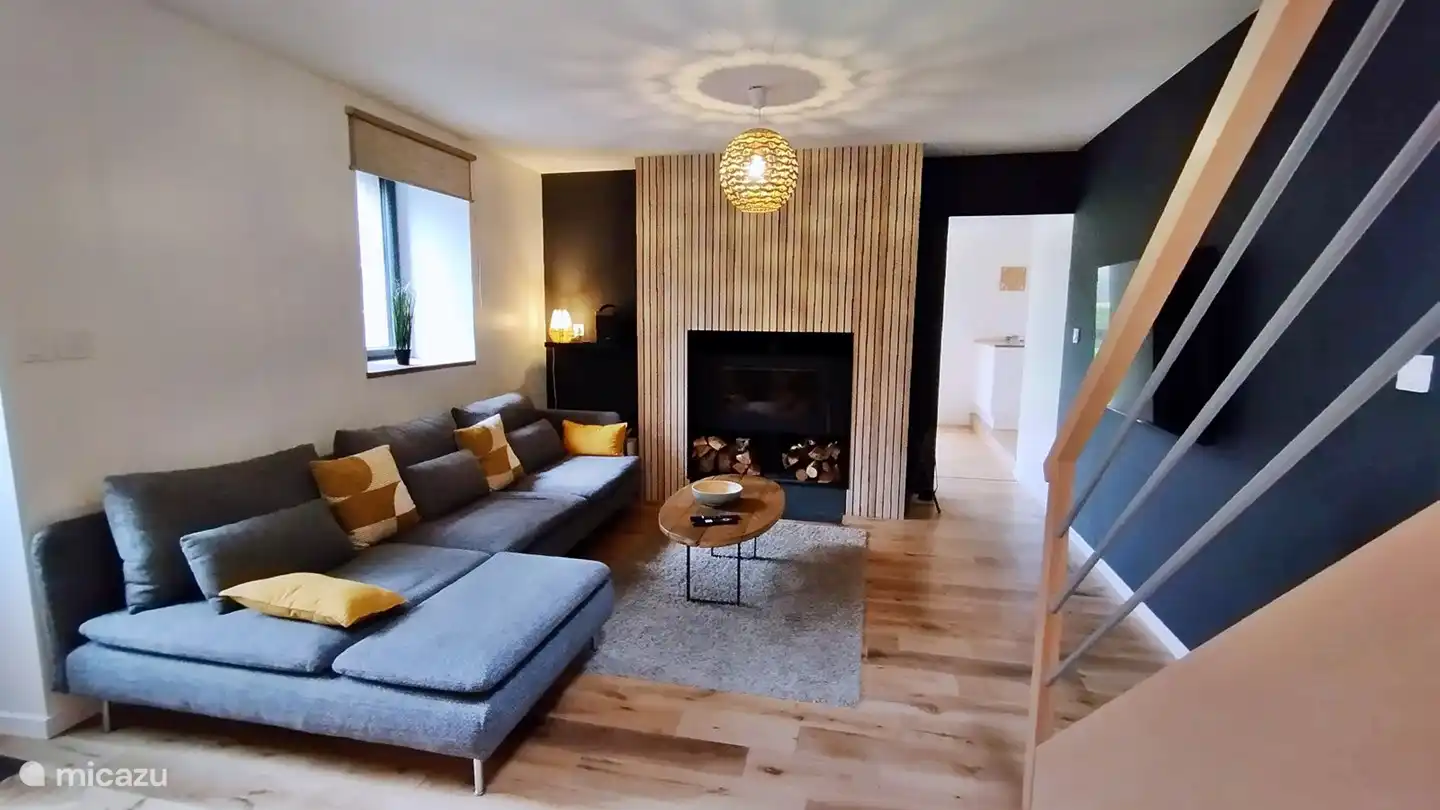 Woonkamer met eiken parket en houtkachel voor de gezelligheid