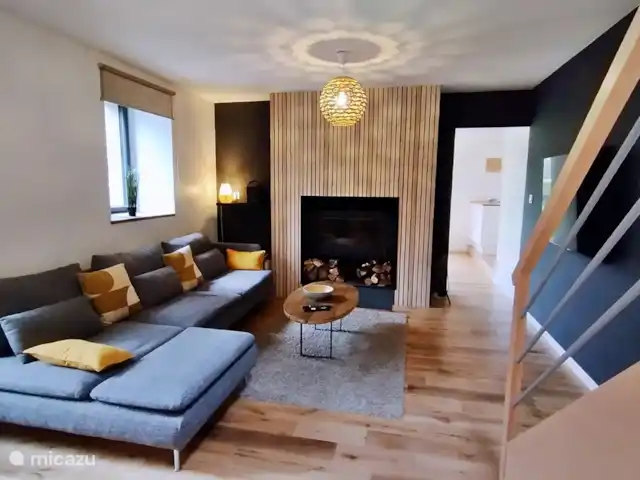 Eclusa de Guendol en Francia, Bretaña, Plouguernevel - casa vacacional Sala de estar con parquet de roble y estufa de leña para mayor comodidad.