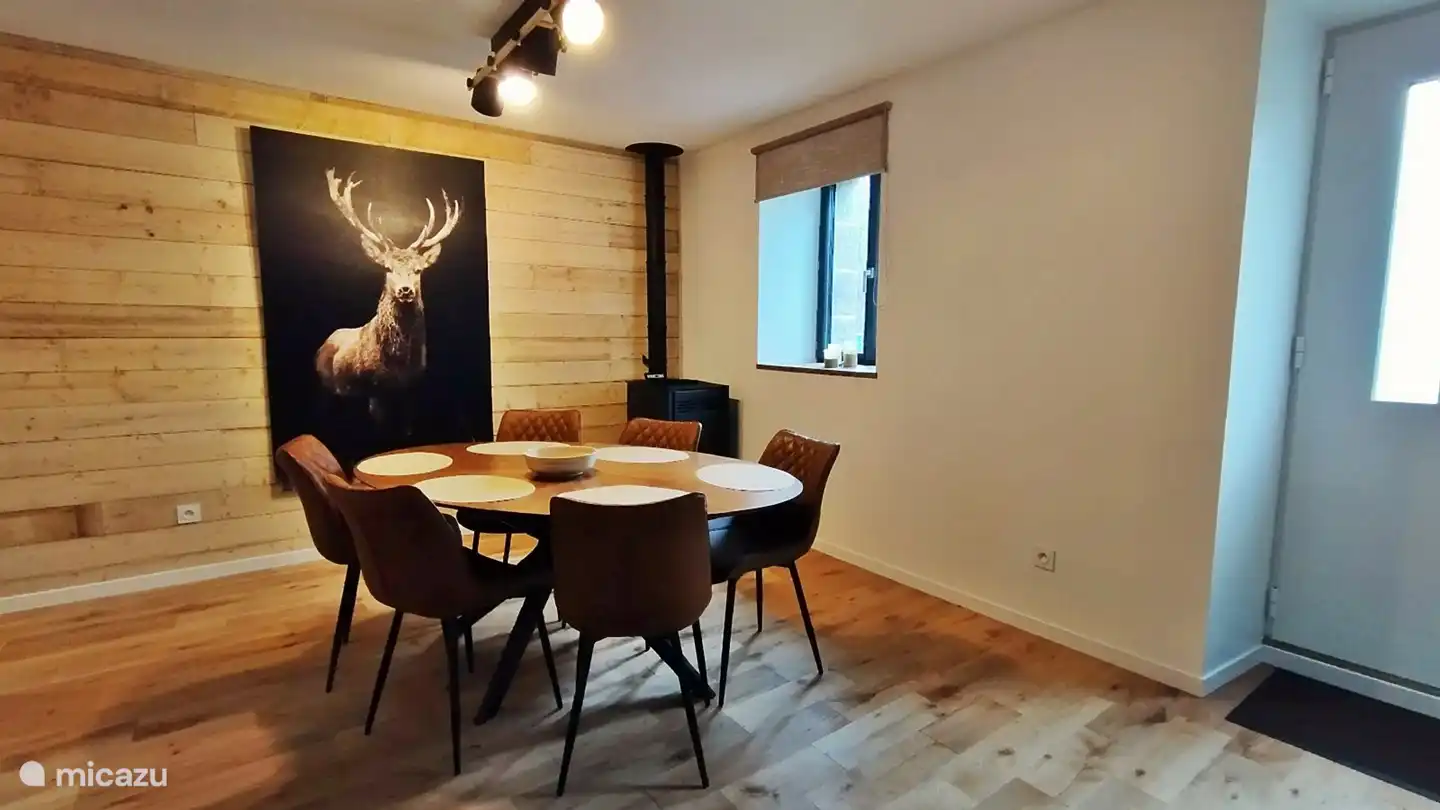 eettafel in het salon met pellet kachel