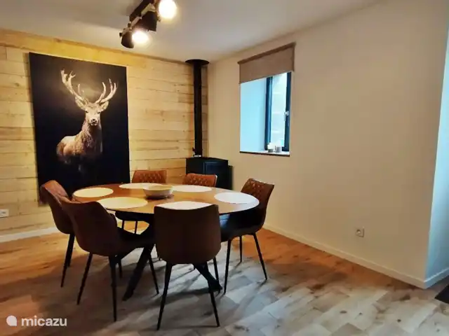 Eclusa de Guendol en Francia, Bretaña, Plouguernevel - casa vacacional mesa de comedor en el salón con estufa de pellets