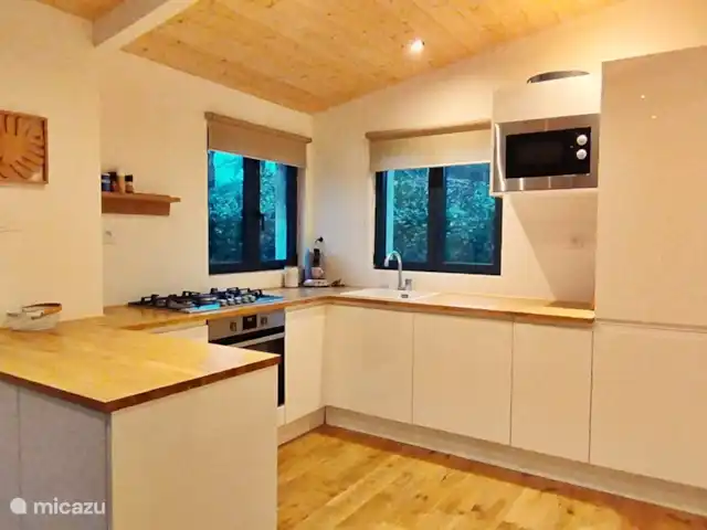 Eclusa de Guendol en Francia, Bretaña, Plouguernevel - casa vacacional cocina moderna equipada con todas las comodidades