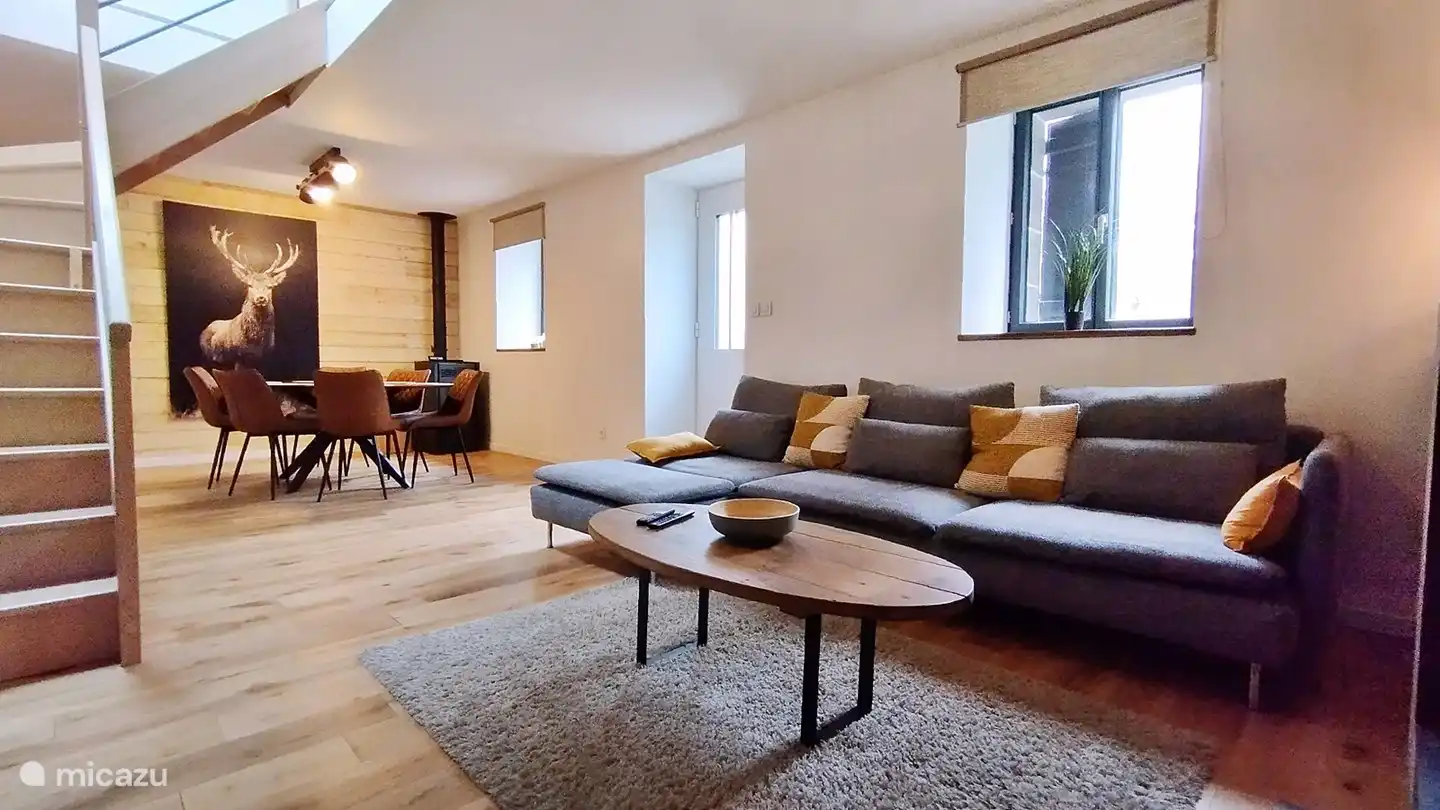 2de eetkamer in de woonkamer met pelletkachel