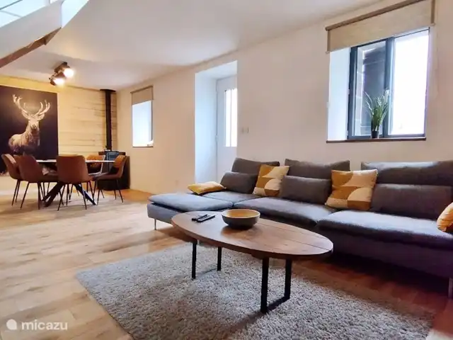 Eclusa de Guendol en Francia, Bretaña, Plouguernevel - casa vacacional 2º comedor en el salón con estufa de pellets