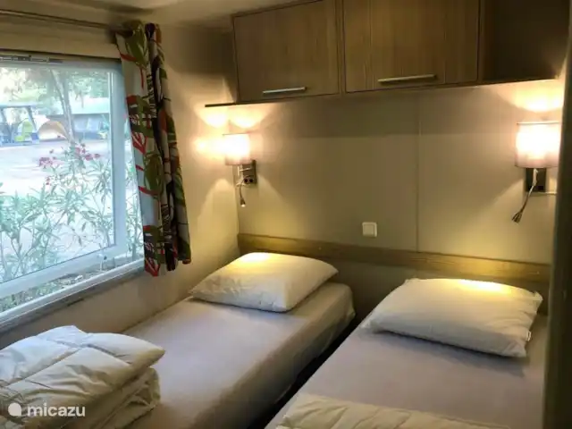 Oleander 505 huren in Frankrijk, Côte d´Azur, Roquebrune-sur-Argens - chalet 2 grote comfortabele 1 persoons boxspring bedden en opbergruimte in slaapkamer 2