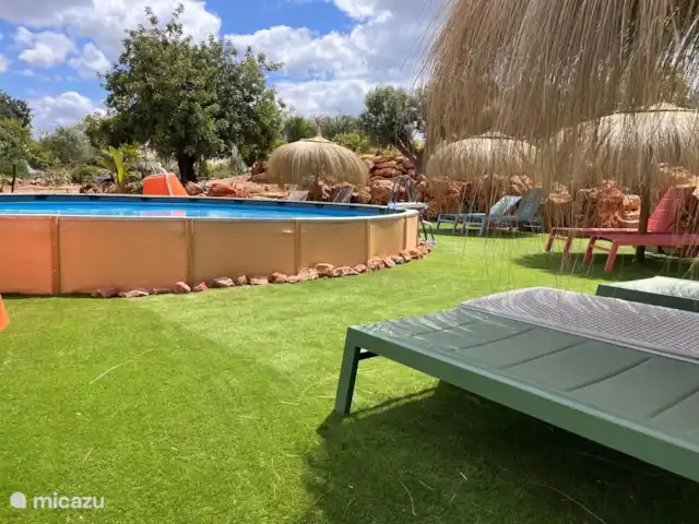 Location de Vacances Portugal, Algarve, Moncarapacho, maison mitoyenne - Maison Franko Piscine avec chaises longues et parasols